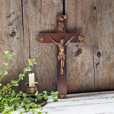 Crucifix mural en bois et laiton